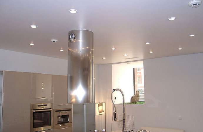 Spanndecke mit Beleuchtung in Zertifikat CE-Zeichen