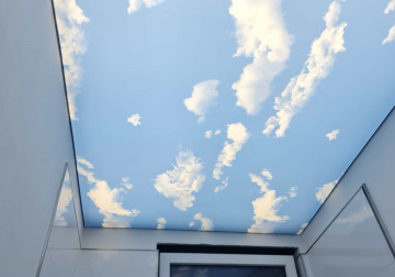 Lichtdecke im Badezimmer auf einer vorgedruckten Spanndeckenfolie