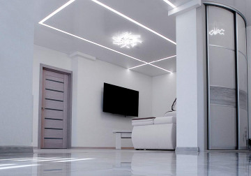 Weiße Lichtlinien Lichtstreifen an der Spanndecke