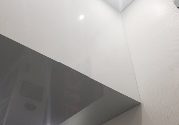 Stufige Lackspanndecke