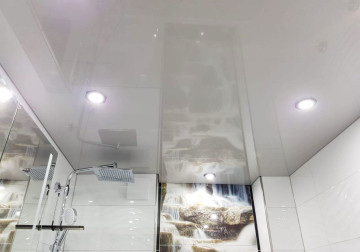 Foto einer glänzenden weißen Lackspanndecke mit eleganter Schattenfuge im Badezimmer