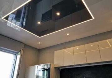 Moderne Lackspanndecke mit integrierten LED-Lichtlinien in einer stilvollen Küche