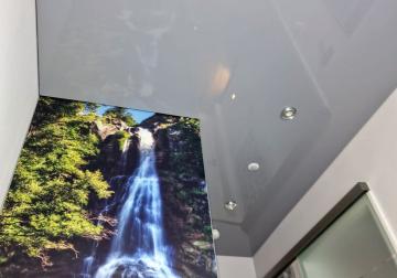 Hochglänzende Lackspanndecke im Treppenhaus mit stilvoller Wandgestaltung