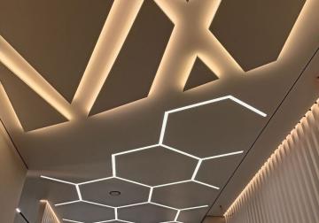 Spanndecke mit LED-Beleuchtung und geometrischen Mustern