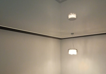 Moderne Lackspanndecke im Wohnzimmer mit Schwarz-Weiß-Design und Lichtlinien