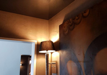 Bild einer schönen braunen Lackspanndecke im Flur