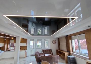 Schwarz-weiße Lackspanndecke mit modernen LED-Lichtlinien als Dekoration und Hauptbeleuchtung