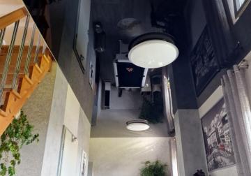 Schwarze hochglänzende Spanndecke in einem stilvollen Aufenthaltsraum mit moderner Einrichtung