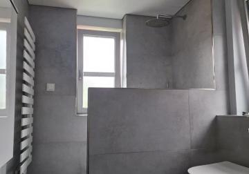 Seidenmatte Spanndecke in einem modernen Badezimmer mit schlichtem und elegantem Design