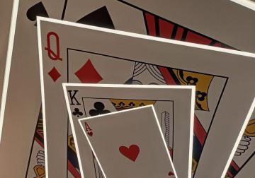 Spanndecke mit Spielkarten-Motiv und LED-Lichtstreifen.