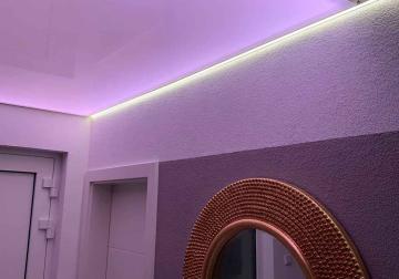 Moderne Spanndecke mit indirekter Beleuchtung in farblicher Kombination für stilvolles Ambiente