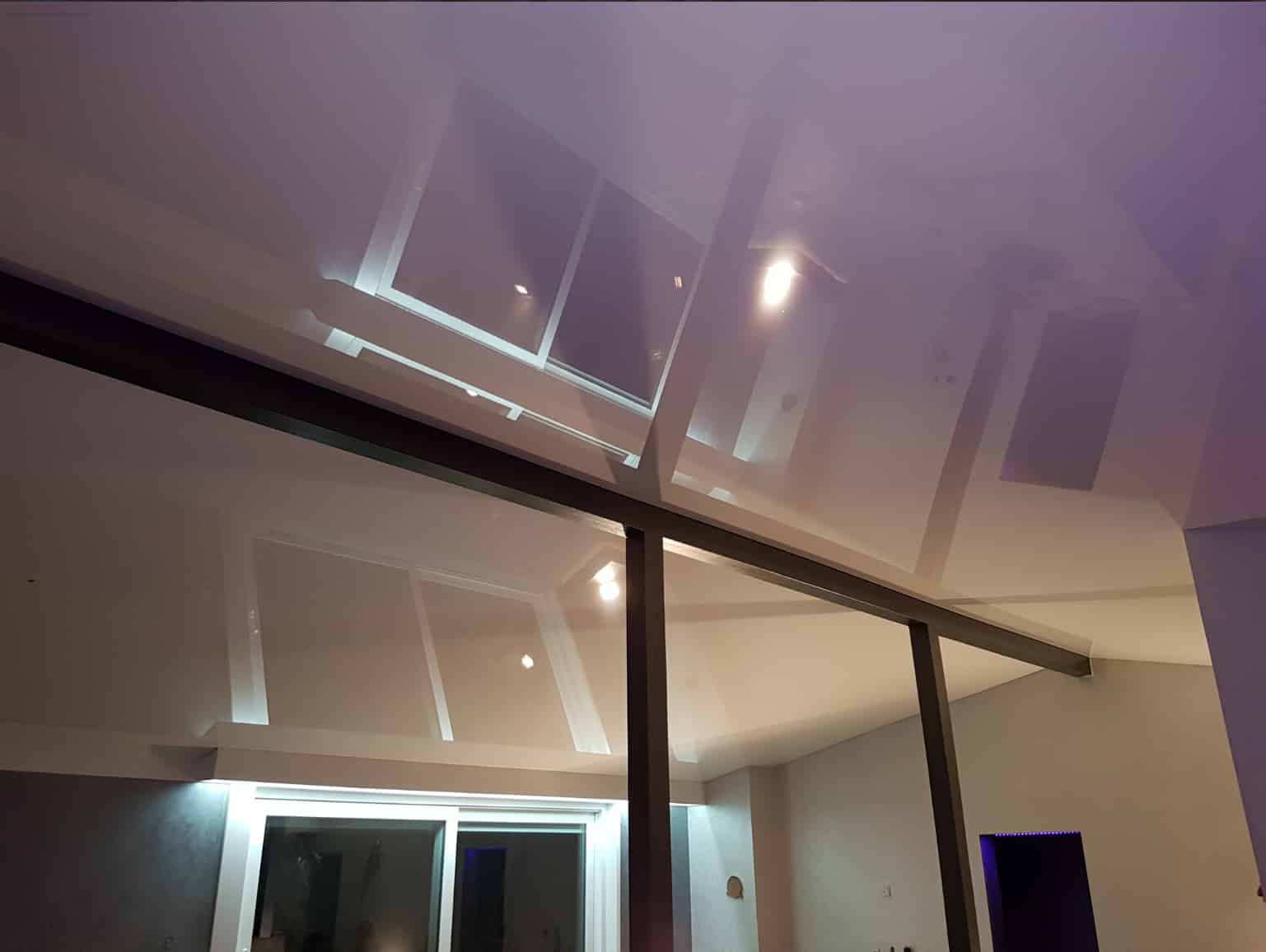 Die schräge Decke ist mit glänzende Spanndeckenfolie gestaltet